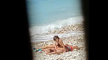 Se Acomoda Las Tetas Y Le Echa Crema XVIDEOS