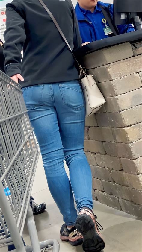 Tighten Hot Blonde Milf Spots Shows Off Tight Jeans Forum