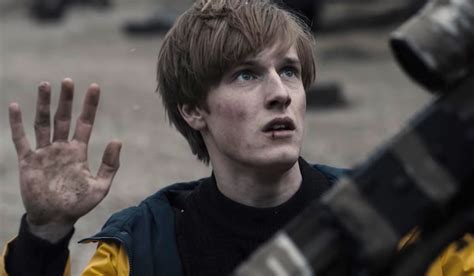 Louis Hofmann entra para o elenco de Toda Luz que não Podemos Ver