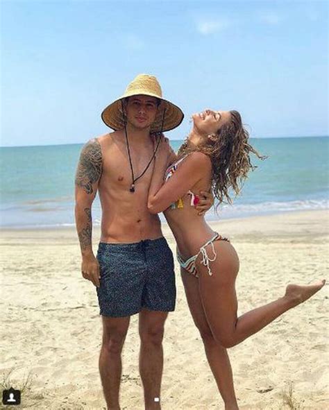 9 Hot Sexy Juliana Oxenford Bikini Pics