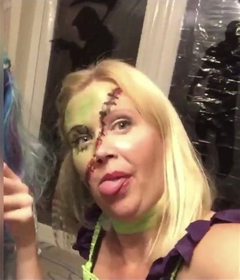 Une MILF blonde excitée veut te sucer xHamster