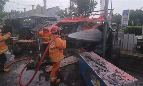 Petaka Menjelang Buka Puasa Warkop Di Madiun Hangus Terbakar Warga