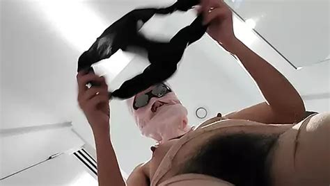 Une Maman Excit E Se D Shabille Et Se Masturbe En G Missements Une Milf Coquine Et Sexy Essaye