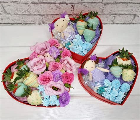 Сердечки с цветами и клубникой | Table decorations, Decor, Home decor