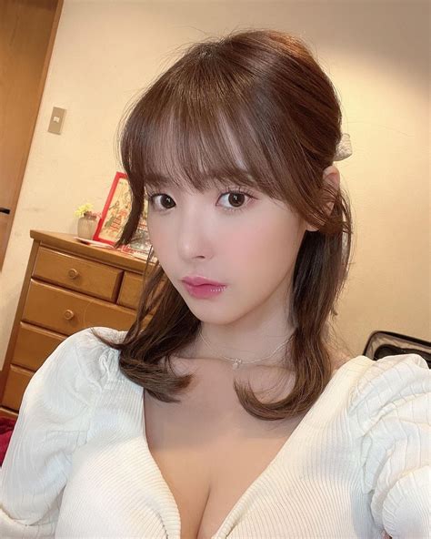 Quảng cáo cho game NFT hot girl phim 18 bất ngờ xuất hiện trên quảng cáo siêu to khổng lồ ở