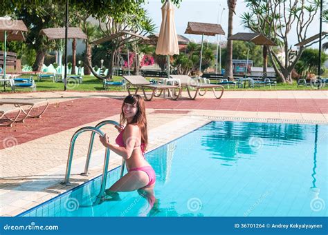 La Femme Heureuse Sexy Dans Le Bikini Sortent De La Piscine Photo Stock Image Du Adulte
