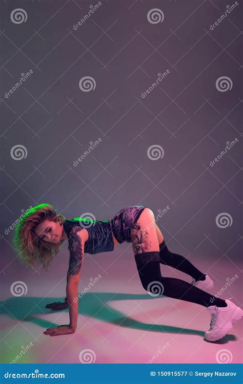 Belle Fille Blonde Caucasienne Dans Des Shorts Bleus De Butin De Velours Et Des Bas Noirs