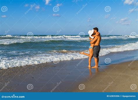 Pares Jovenes Atractivos En Bikini Y Pantalones Cortos En Foto De Archivo Imagen De Gente