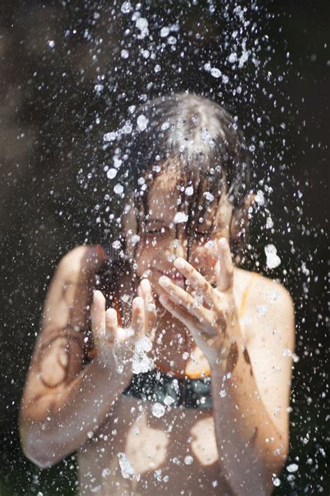 Dziewczynka W Bikini W Strumieniu Wody Pod Prysznicem Zdj Cie Stock Obraz Z O Onej Z Wargi