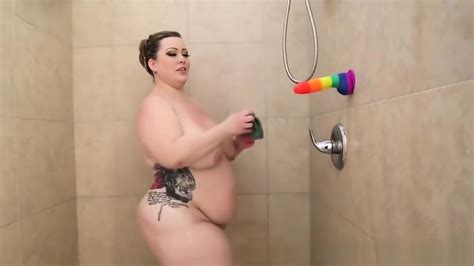 BUSTY BBW BUNNY DE LA CRUZ BATHING