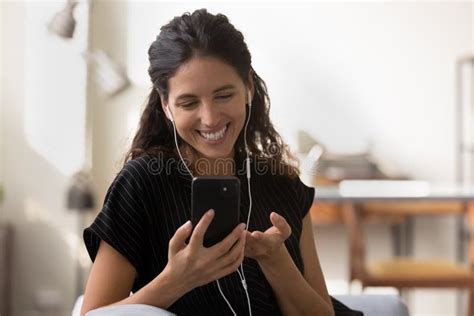 Mujer Latina Feliz Con Gafas Leyendo Carta De Papel Imagen De Archivo Imagen De Negocios