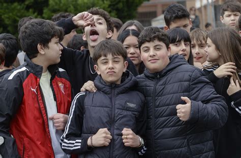 Expectaci N En El Ies Montevil Con El Izado De La Bandera Espa Ola El