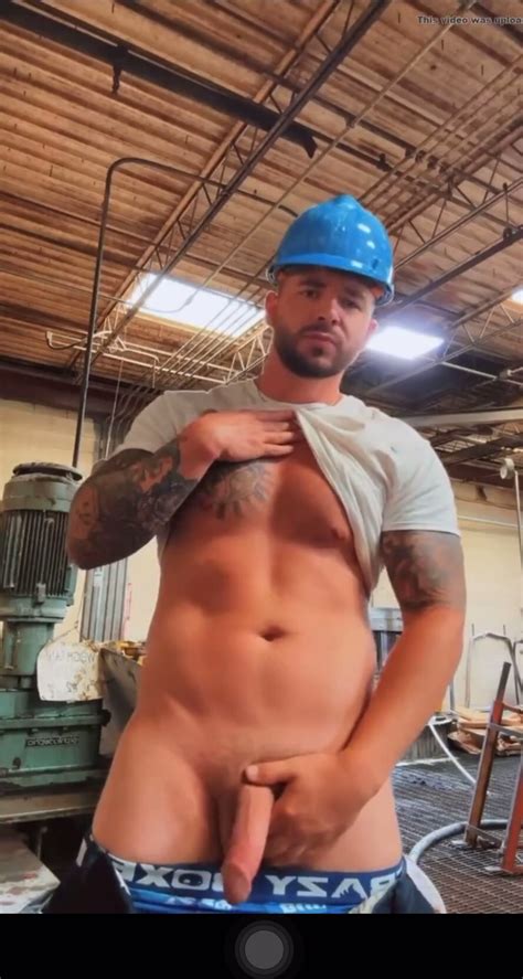 HOT STUD shows off cock and body while at work ThisVid em inglês