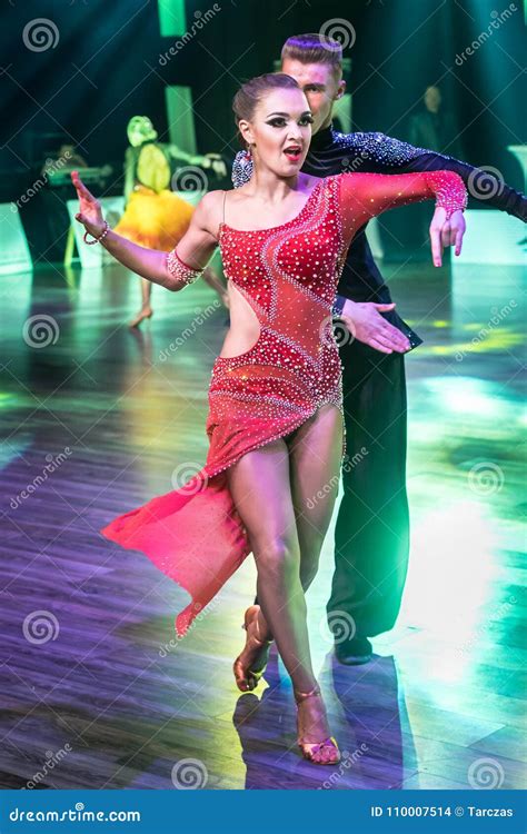 Bailarines Que Bailan La Danza Latina Imagen De Archivo Editorial Imagen De Hembra Ejecutante