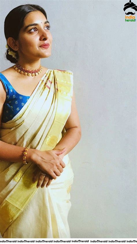 Nivetha Thomas Too Hot In Sleeveless Blouse And Onam Saree