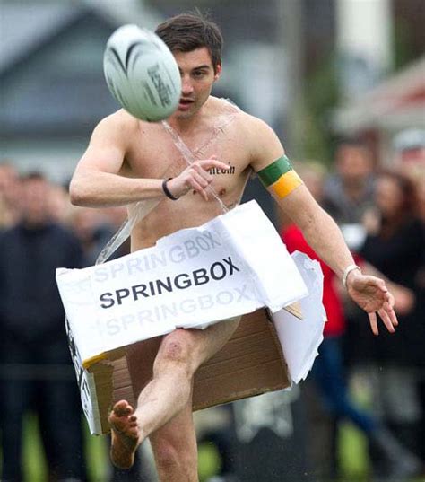 Chuyện lạ nude thú vị nhất năm