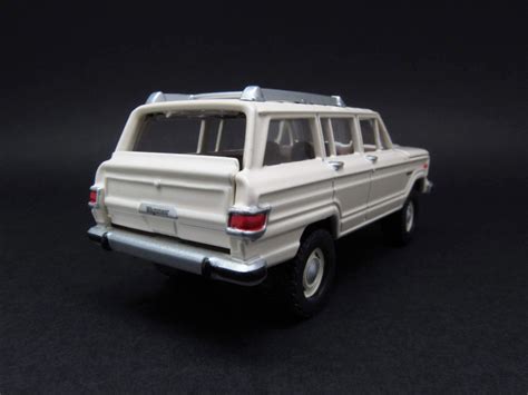 Diecast Hobbist 1981 Jeep Wagoneer