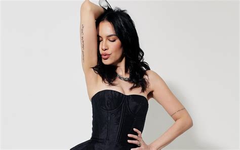 Potret Terbaru Sophia Latjuba Pose Cium Ketiak Hot Mom Idola Netizen Gak Pernah Gagal Okezone