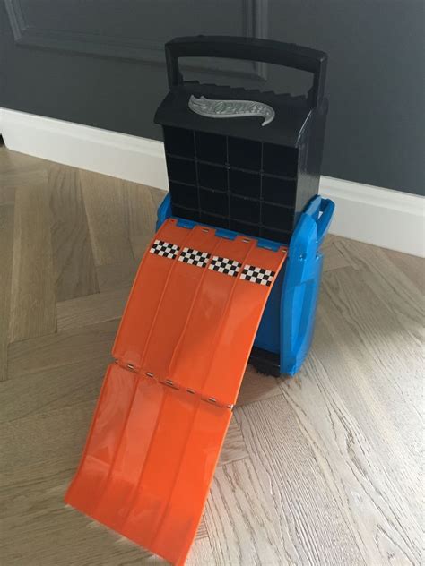Hot Wheels Wy Cigowa Walizka Zje D Alnia Tor Na Resoraki Gara P Ochocin Osiedle Olx Pl
