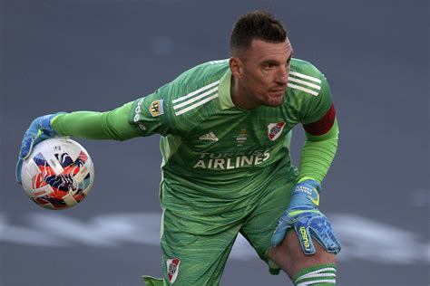 Armani tomó una decisión que sorprendió a todos los dirigentes