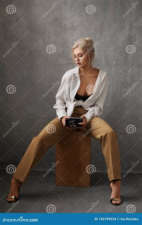 Sexy Und Sch Ne Blonde Junge Frau Mit Einem Perfekten K Rper Und Gro En Br Sten In Einem