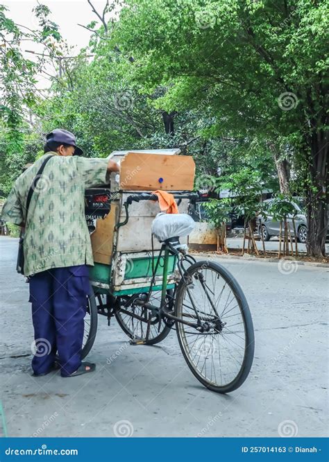 The Activity of Traveling Bakers in the West Jakarta Area Editorial