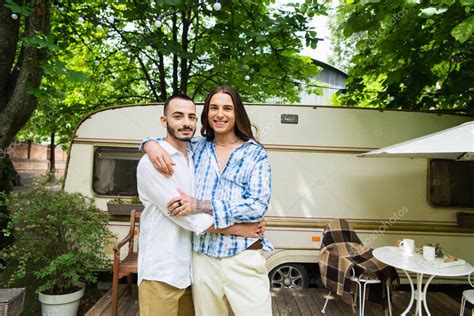 Feliz Gay Pareja Sonriendo Mientras Abrazo Cerca Viaje Van En Bosque 2024