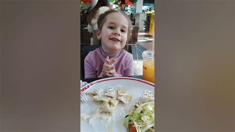 Ангеліна їсть вареники 🥟🥟🥟 - YouTube