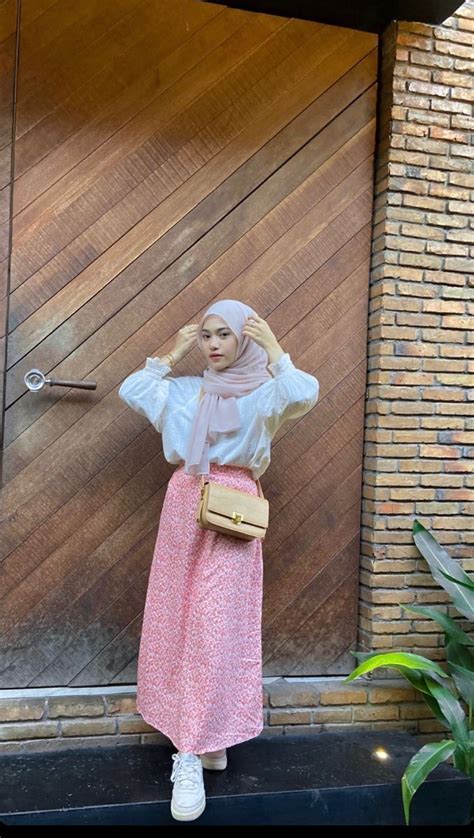 Outfit Hijab Yang Bikin Kamu Kece Saat Ke Kampus Floral Skirt Outfits Ootd Hijab Outfit Hijab