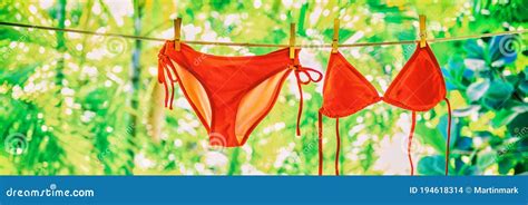 Traje De Baño De Moda Rojo Bikini Colgado En La Línea De Ropa Aire Secado En El Jardín Banner