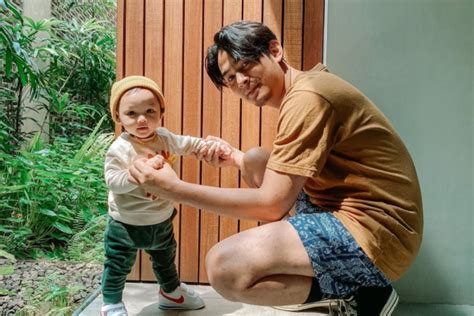 Jadi Hot Daddy Aktor Ftv Ini Sangat Telaten Mengasuh Anaknya