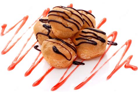 Premium Photo White Chocolate Cream Puffs