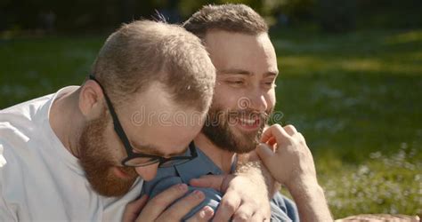 Pareja Gay De Sexo Masculino Abraza Mientras Hace Picnic De Verano Almacen De Video Vídeo de