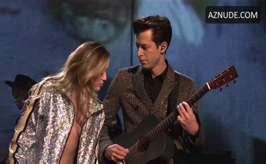 Kristen Stewart Vanessa Bayer Lesbian Scene In Saturday Night Live AZnude