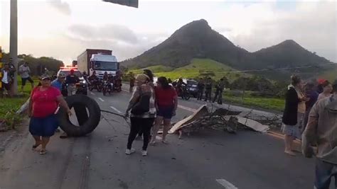 A Gazeta Trânsito na BR 101 é totalmente liberado após protesto na Serra