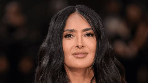 Salma Hayek Ans Affiche Une Confiance Rayonnante En Bikini Ibiza Buzzday Fr