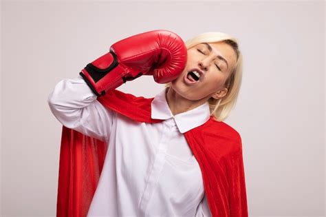 Femme De Super H Ros Blonde D Ge Moyen En Cape Rouge Portant Des Gants De Boxe Se Frappant Au