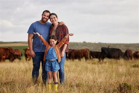 Granja De Vacas Familiares De Agricultores Y Padre Y Hijos De Madres En