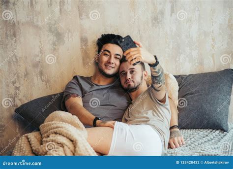 Pares Gay Felices Que Toman El Selfie En Cama En Casa Foto De Archivo Imagen De Lazo Feliz