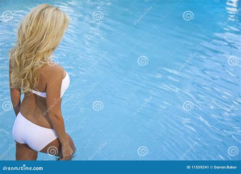 Reizvolle Blonde Frau Im Bikini Gehend In Blaues Pool Stockbild Bild Von Zwanziger Abend