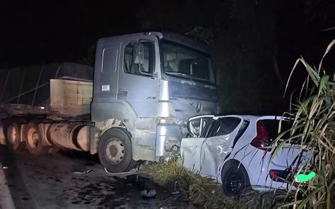 Mulher de 28 anos é socorrida ferimentos graves após carro ser