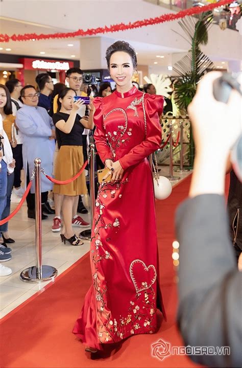 Hot girl chuyển giới Trần Đoàn tỏa sáng thảm đỏ với trang phục được thiết kế riêng