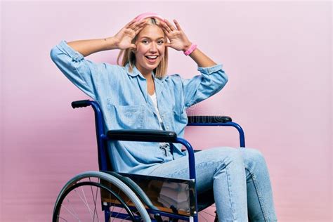 Belle Femme Blonde Assise Sur Fauteuil Roulant Souriant Gai En Jouant Un Petit Cul Avec Les
