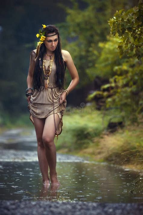 Vrouw Van Het Manier De Schitterende Jonge Blonde In Mooie Rode Kleding In Een Sprookje Bos