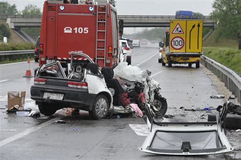 Halálos baleset Újhartyánnál az m5 ösön autó rohant a közútkezelők