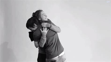 El Primer Abrazo Gay Un Experimento Con Hom Fobos Mis Gafas De Pasta Ya No Est N De Moda