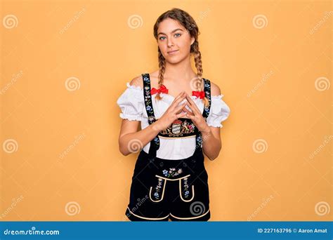 Jeune Belle Blonde Allemande Avec Les Yeux Bleus V Tue Traditionnelle Octobre Habiller Main Et