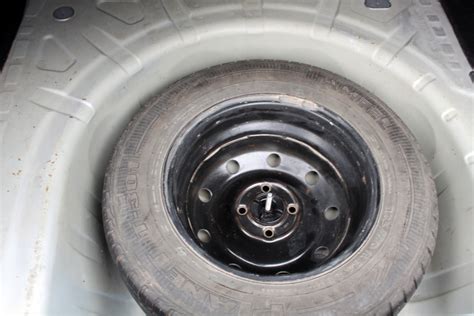 Крепление перевернутого запасного колеса — Renault Logan (1G), 1,4 л ...
