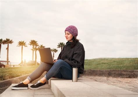 Jovem Latina Sentada E Sorrindo Nas Escadas Um Laptop Ao Ar Livre Foto Premium