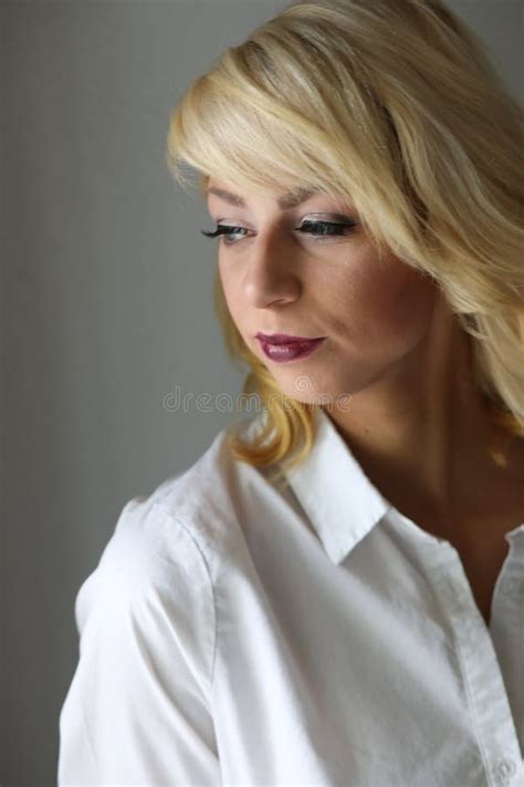 Mooie Blonde Vrouw Met Blauwe Ogen Stock Foto Image Of Mooi Blond